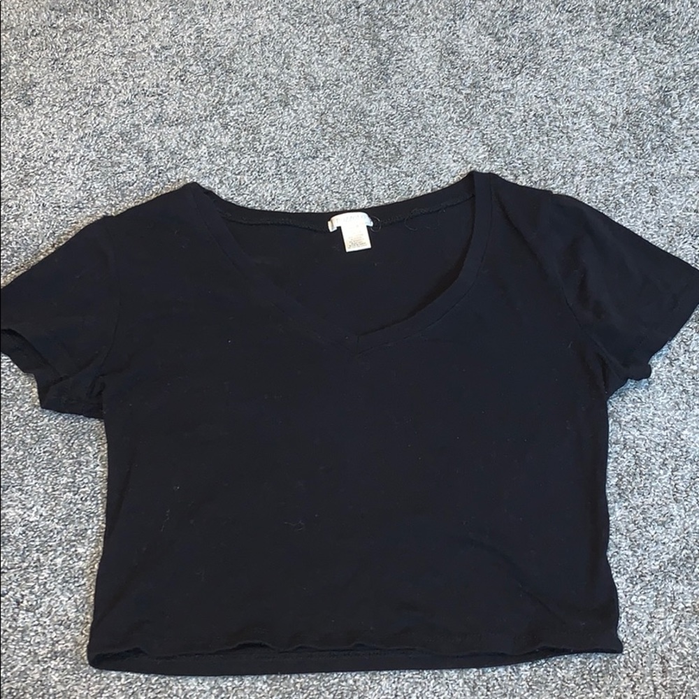 Black short sleeve crop top.